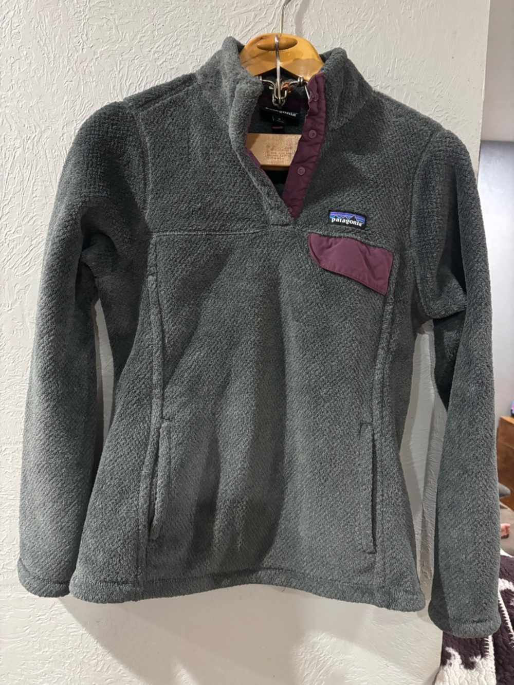 Patagonia Grey/Purple Fleece T-Snap pullover sweater with pockets size Medium
